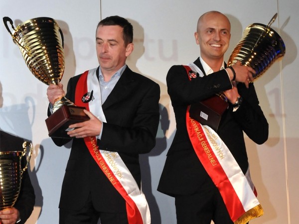 Puchary i mistrzowskie szarfy dla Kajetana Kajetanowicza i Jarka Barana z LOTOS Dynamic Rally Team