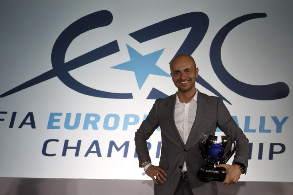 Kajetanowicz, Baran i LOTOS Rally Team z pucharami za Mistrzostwo Europy